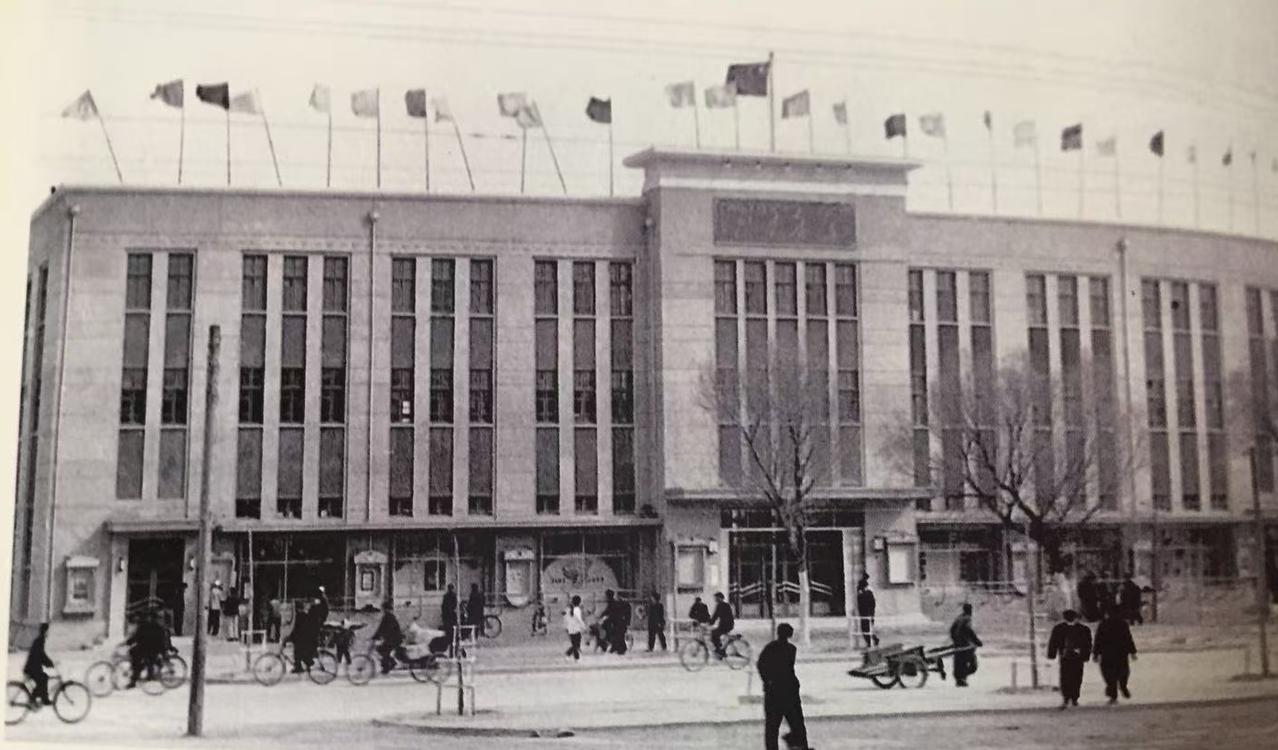 青城印记
今天发一张呼市中山西路原来的新华书店老照片。