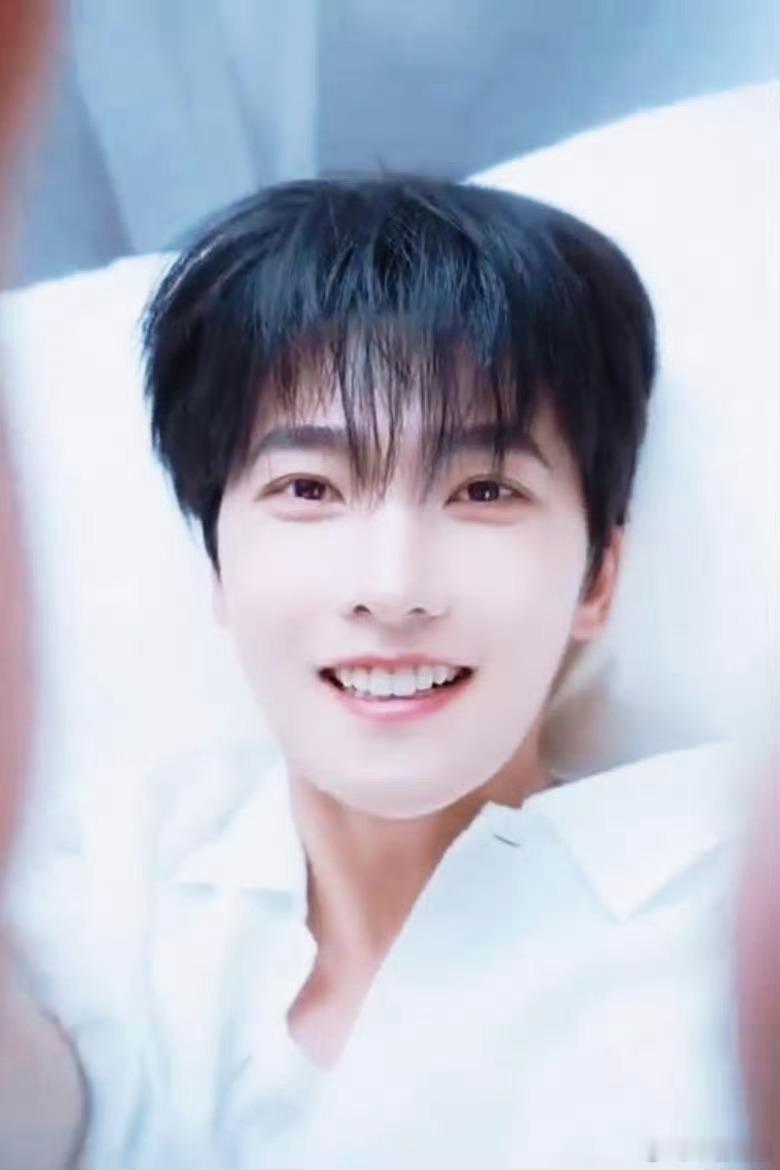 杨洋还没原谅青春文学吗 经典白月光画面重现，温柔氛围感十足，每一帧都让人反复回味