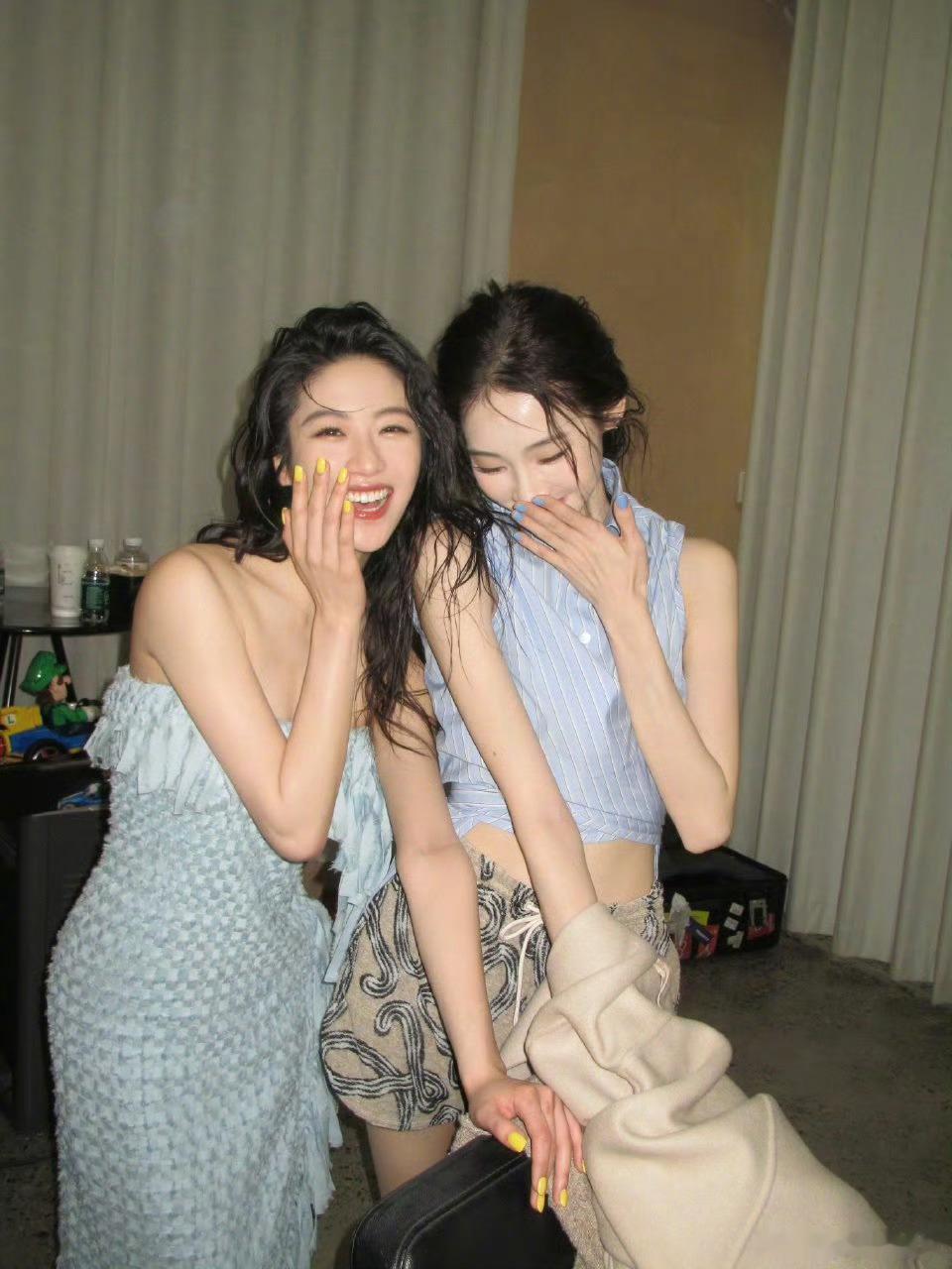 张艺凡向涵之亲了 两个人都感觉已经被对方香晕了吧 