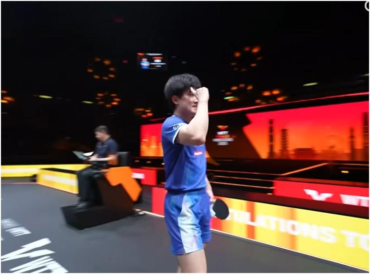 张本智和4比3击败小勒布伦，再次模仿樊振东手势。张本智和开始大比分3比1领先，在