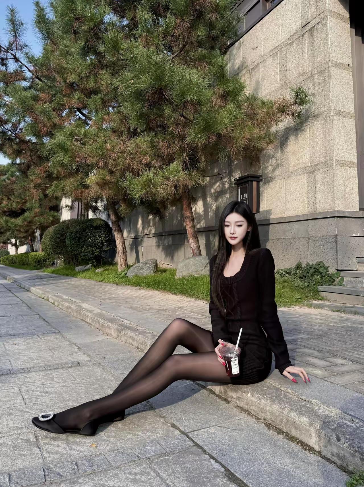 对联
上联：[作揖][作揖][作揖]；
下联：真苗条。