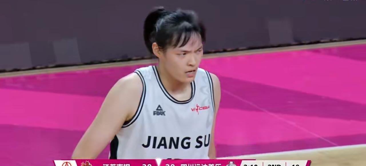 许晨妍可是中国女篮一颗闪亮的新星。她1999年5月出生于江苏，身高2米，体重10