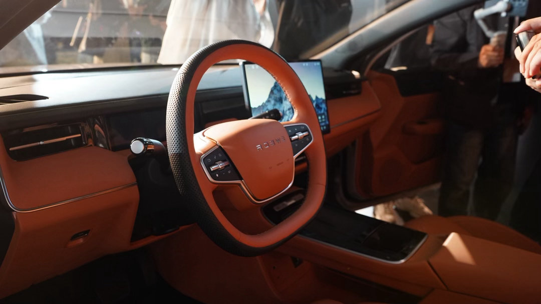 选家用车一定要先看日系么？配置一般、坐着也不舒服，实在不划算。荣威 i6 实在多