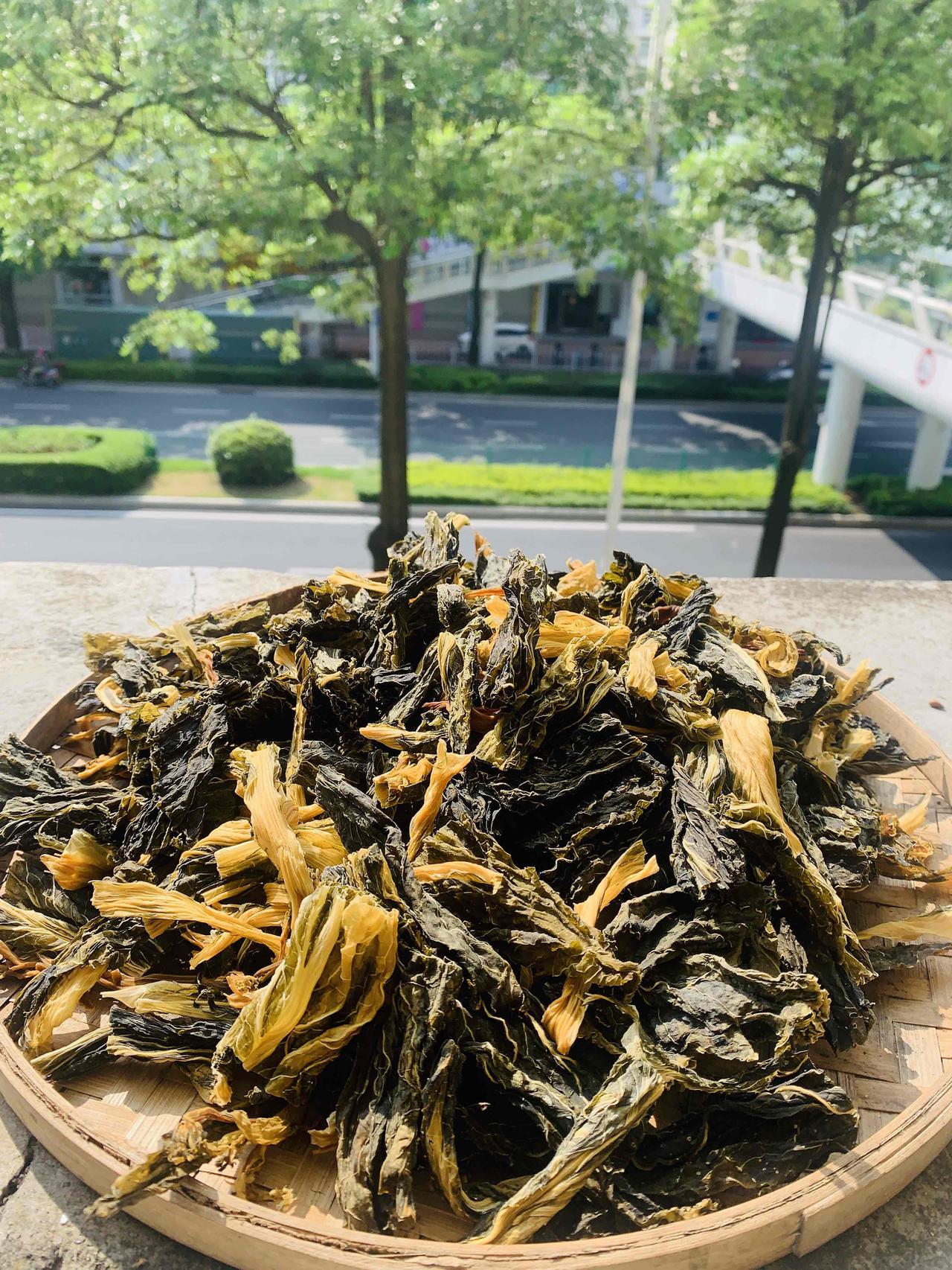 马上进入三伏天了，正是晒菜干的好时节，小时候晒菜干，是为了解决雨季没菜吃的问题，