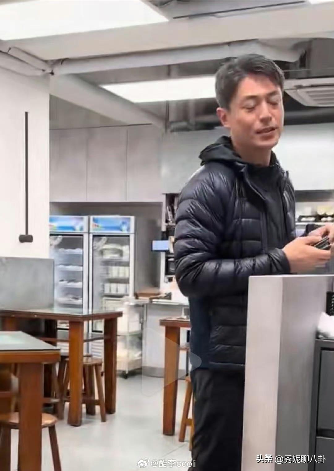 台北网友分享偶遇名场面：在街角家常小馆吃简餐时，突然发现邻桌是完全素颜的霍建华！