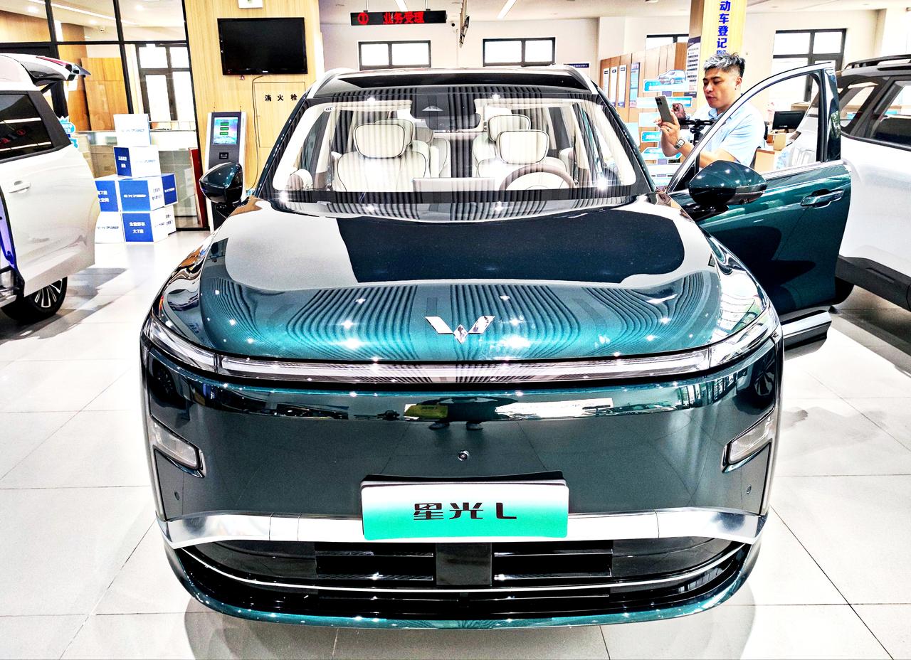 10万级大六座SUV《星光L》
   2026年7月16日，五菱星光L重磅上市，