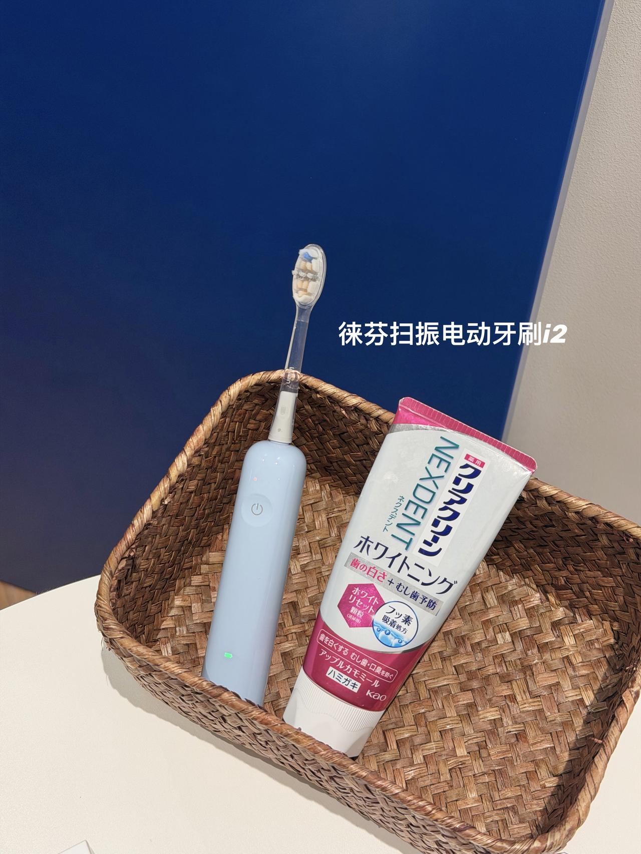和闺蜜约下午茶拍照，她盯着我的嘴角看了半天，我还以为口红花了
结果她说：“你今天