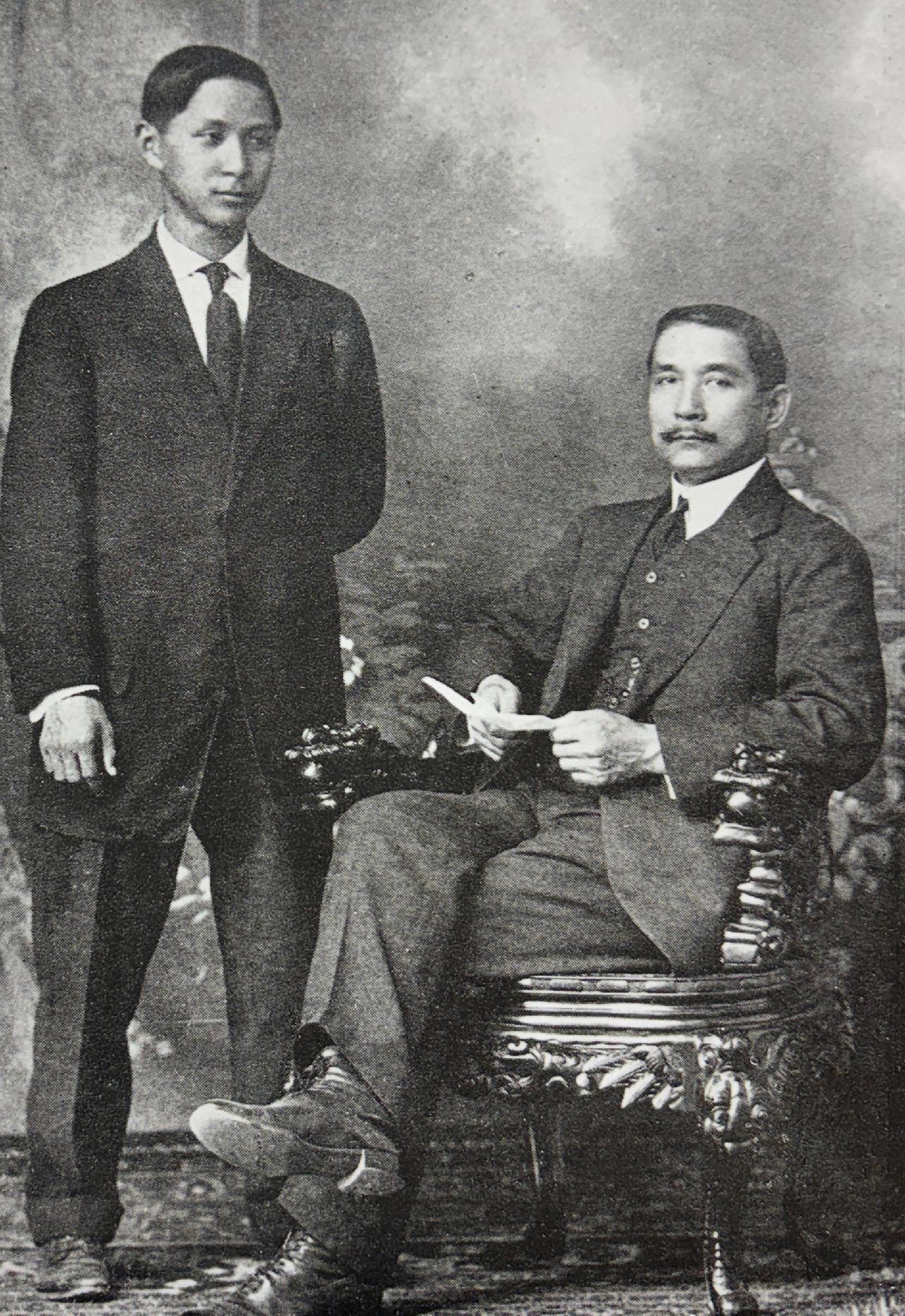 1910年5月，孙中山和儿子孙科在檀香山拍下了这张合照。
 
那时候孙中山一直在