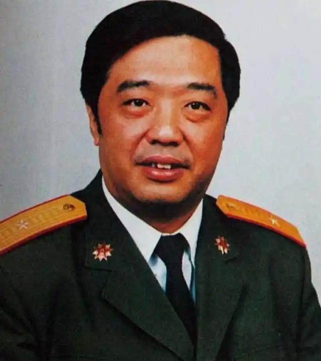1963年贺龙独子没考上清华，找到父亲帮忙，谁知道贺龙居然大摇大摆开进了学校，而