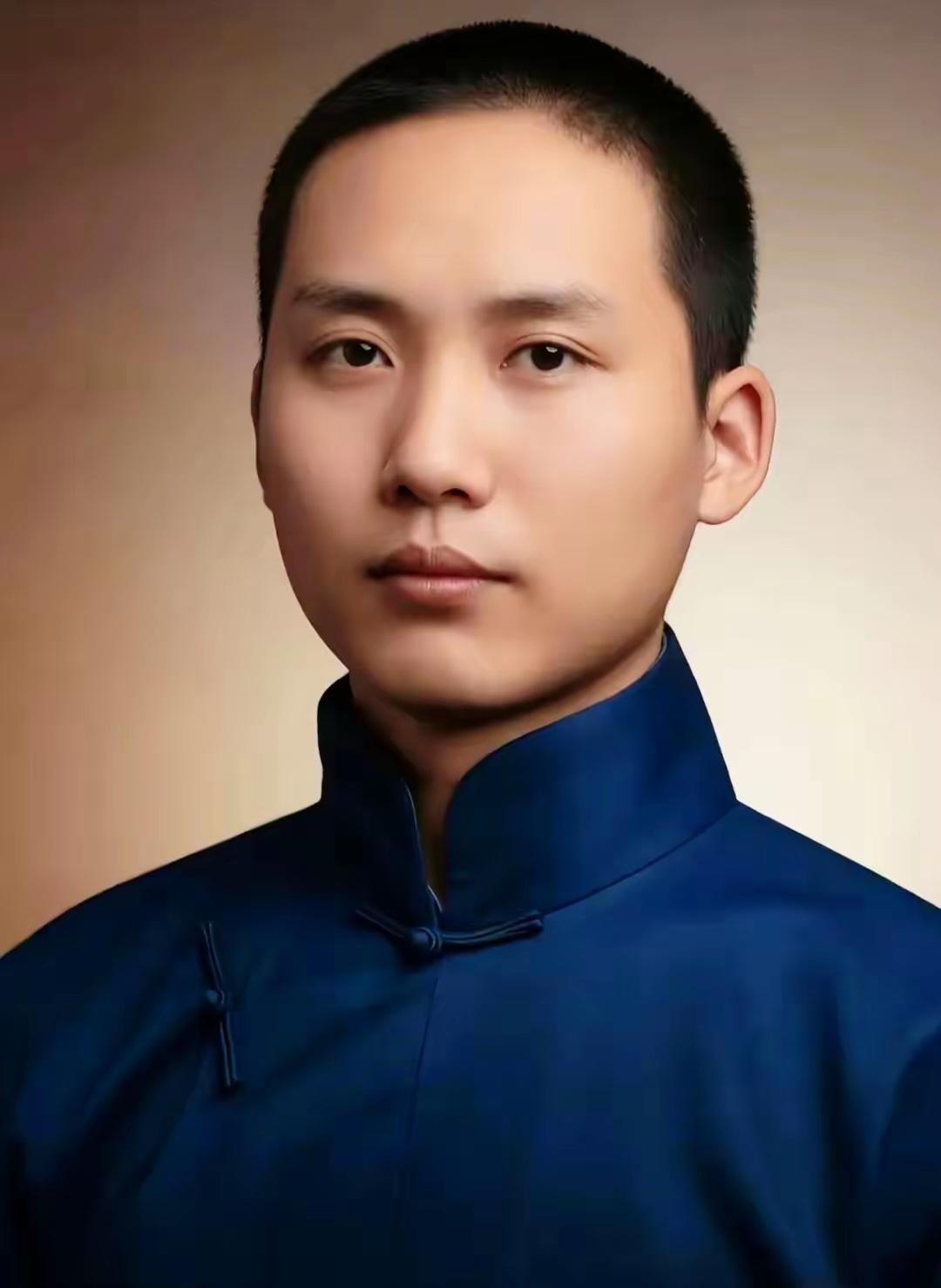 每次看到毛主席和文七妹的高清照片，你会发现他们母子俩真的太像了，文七妹的面相慈祥