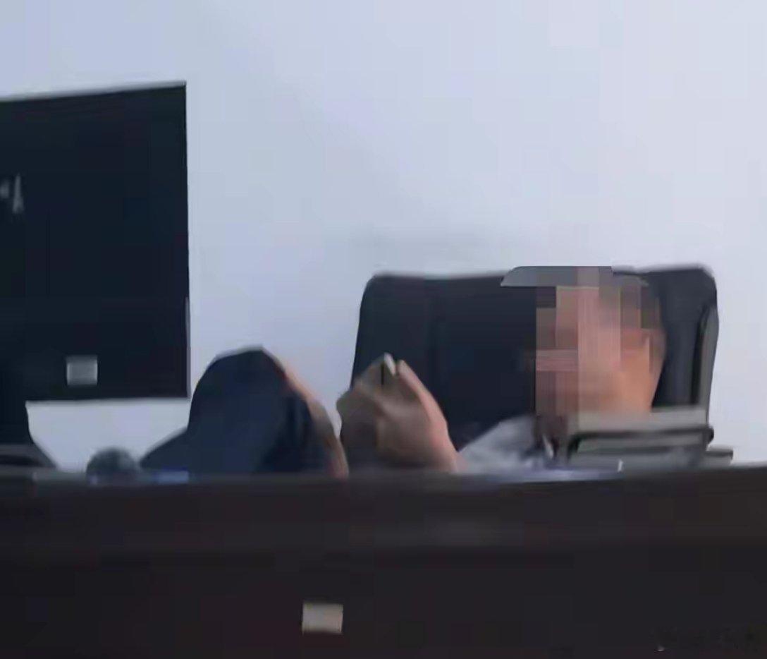 税务局职工被曝上班脚翘桌上玩手游估计还是太闲了，按工作计划和安排无事可干，又不能