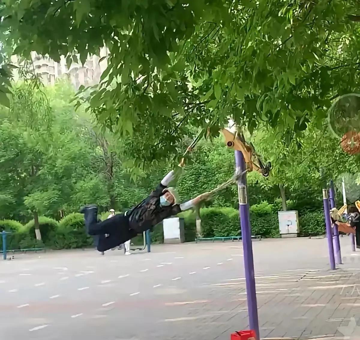 据说这位大妈每天这样大幅度的锻炼，身体状况明显好转，以前腰腿都不舒服，现在能走能