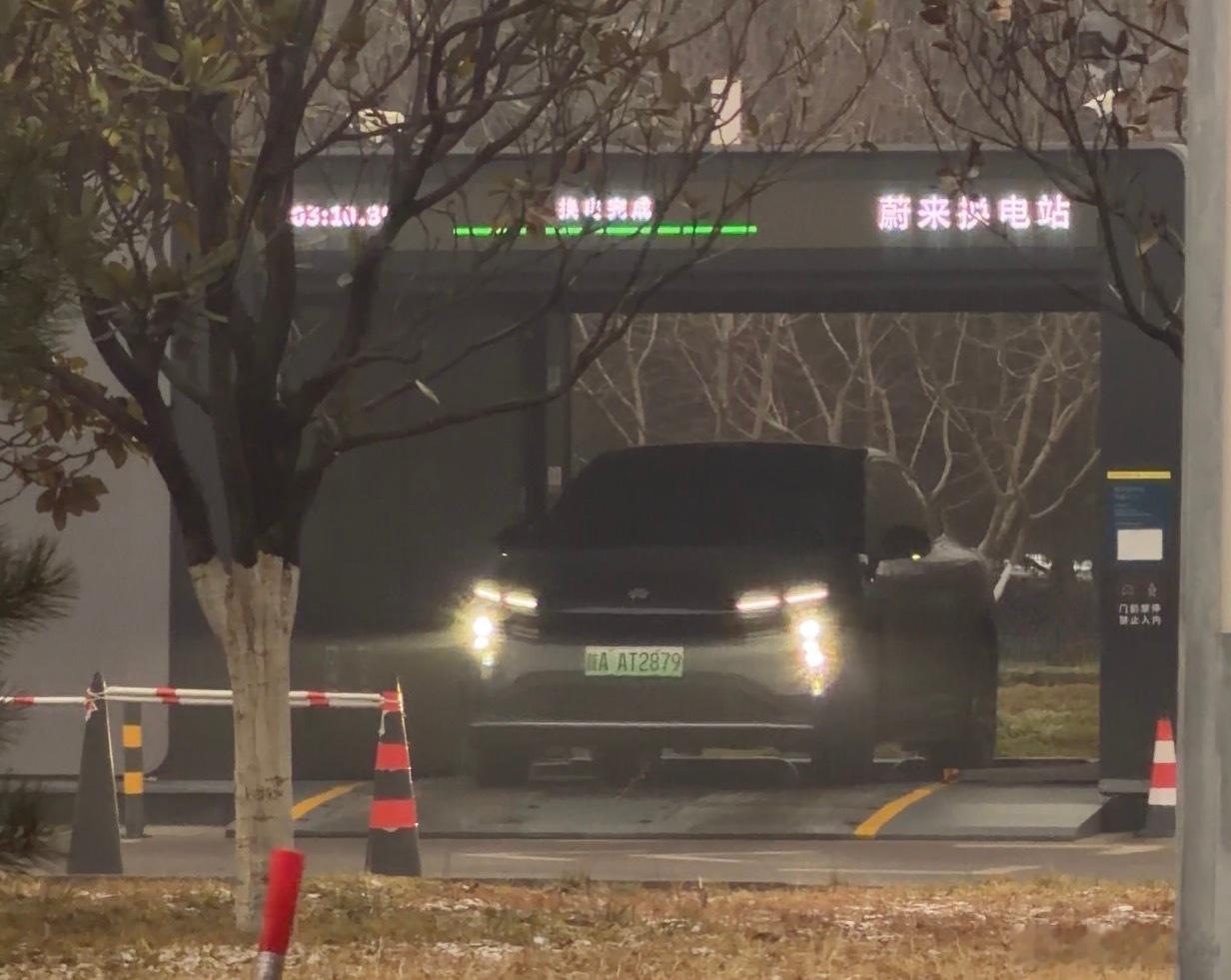 蔚来的换电速度是越来越快了3分10秒的时间就完成了换电 