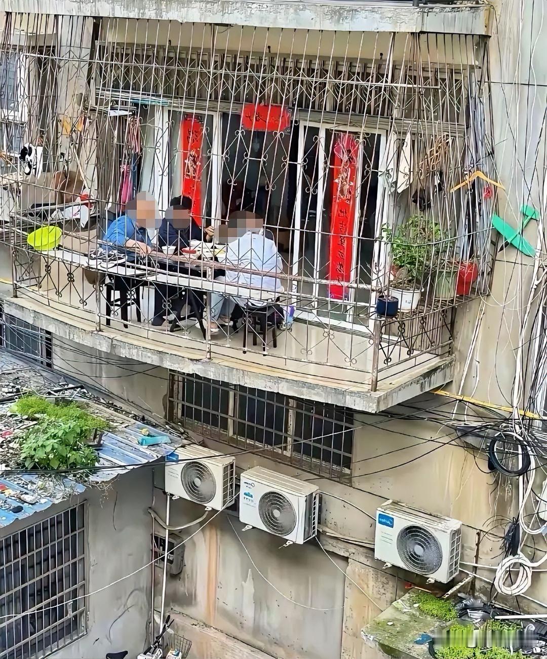 啥都不说，太薄了。这种阳台看起来都不安全。