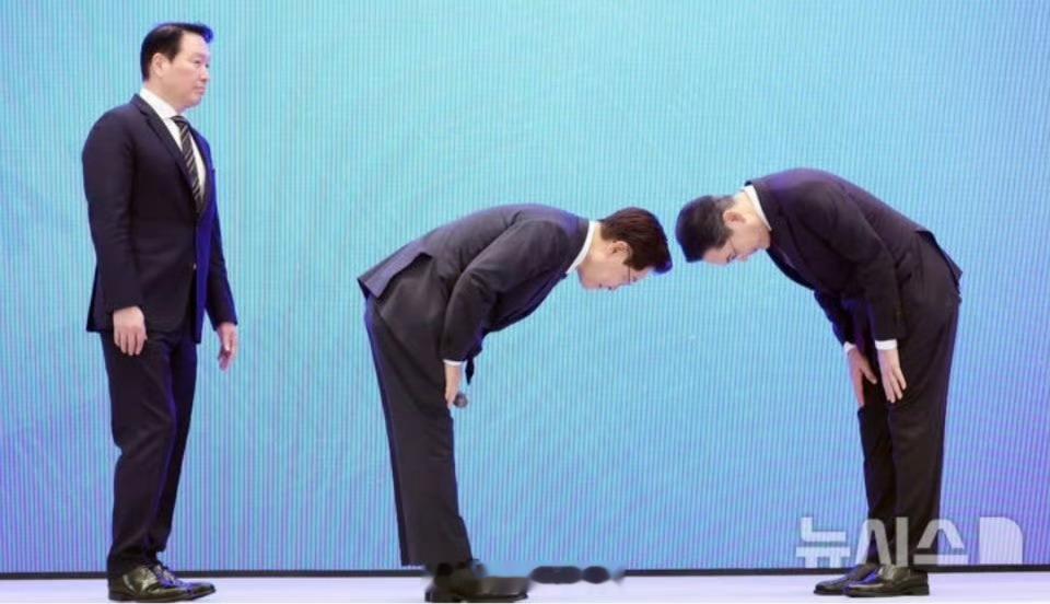 李在明向韩国两大财阀90度鞠躬，感谢巨额投资计划，称两人为“国民英雄” 李在明向