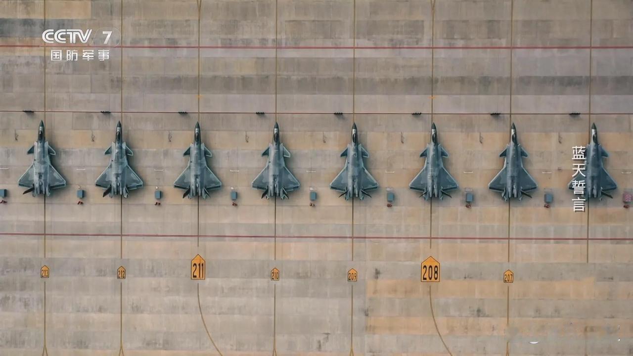 8架歼-20一字排开，规模非常可观，今年拜年理论上歼-7应该不用再来了。
央视画