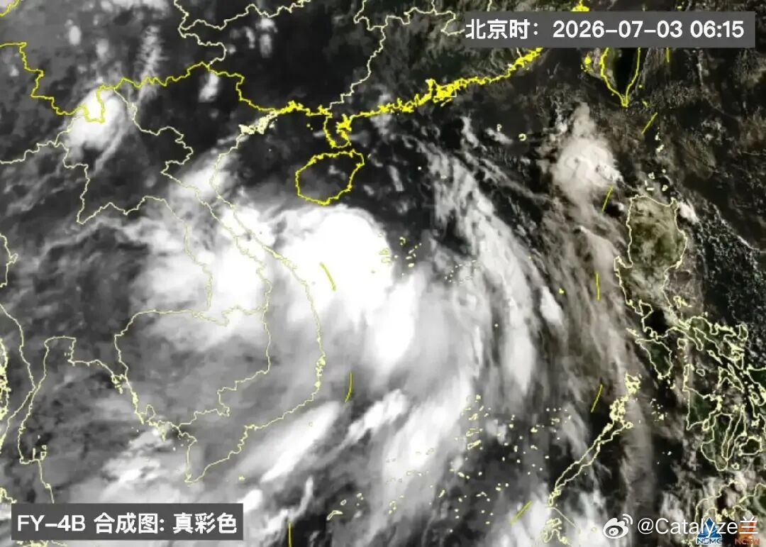 台风"美莎克"今日凌晨在南海生成，预计下午在三亚至陵水一带登陆，成为今年首个登陆