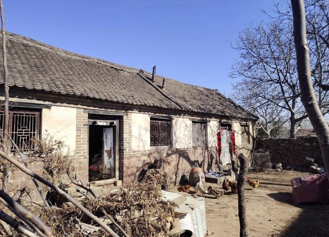 2001年，山东一名49岁的三轮车夫在街头发现了一位被遗弃的高位截瘫女子，他心生