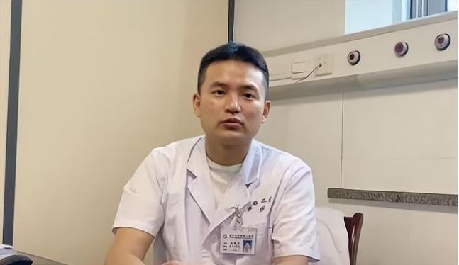 2022年，湖南一农民被确诊为直肠癌，于是医生便给他做了大便改道手术。不料，在他