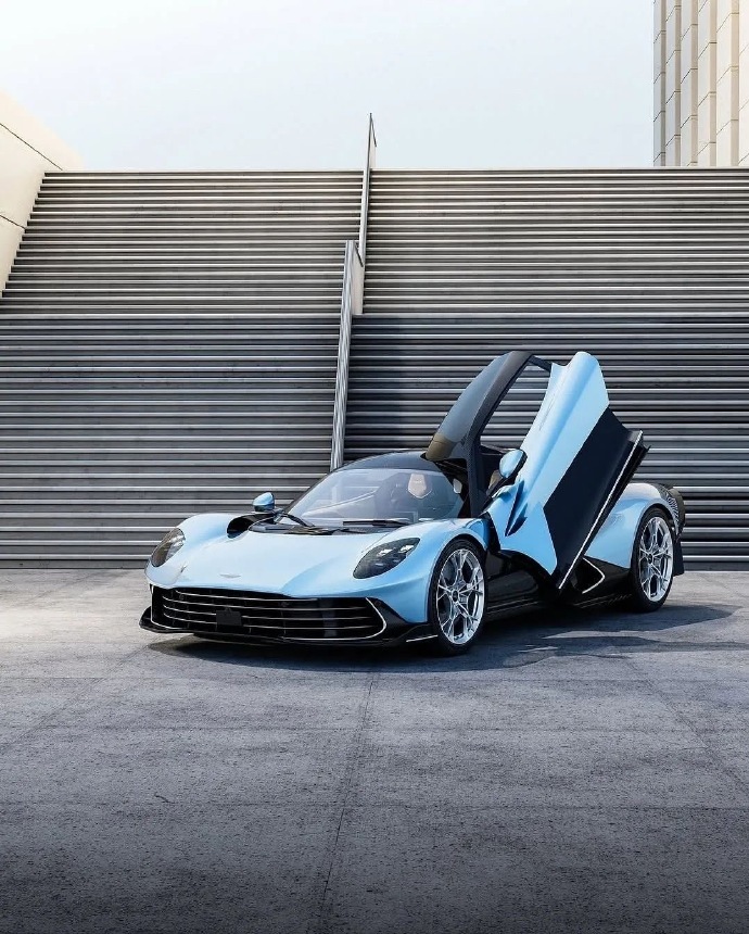 阿斯顿马丁Aston Martin Valhalla！当加勒比海蓝邂逅暗黑碳纤，