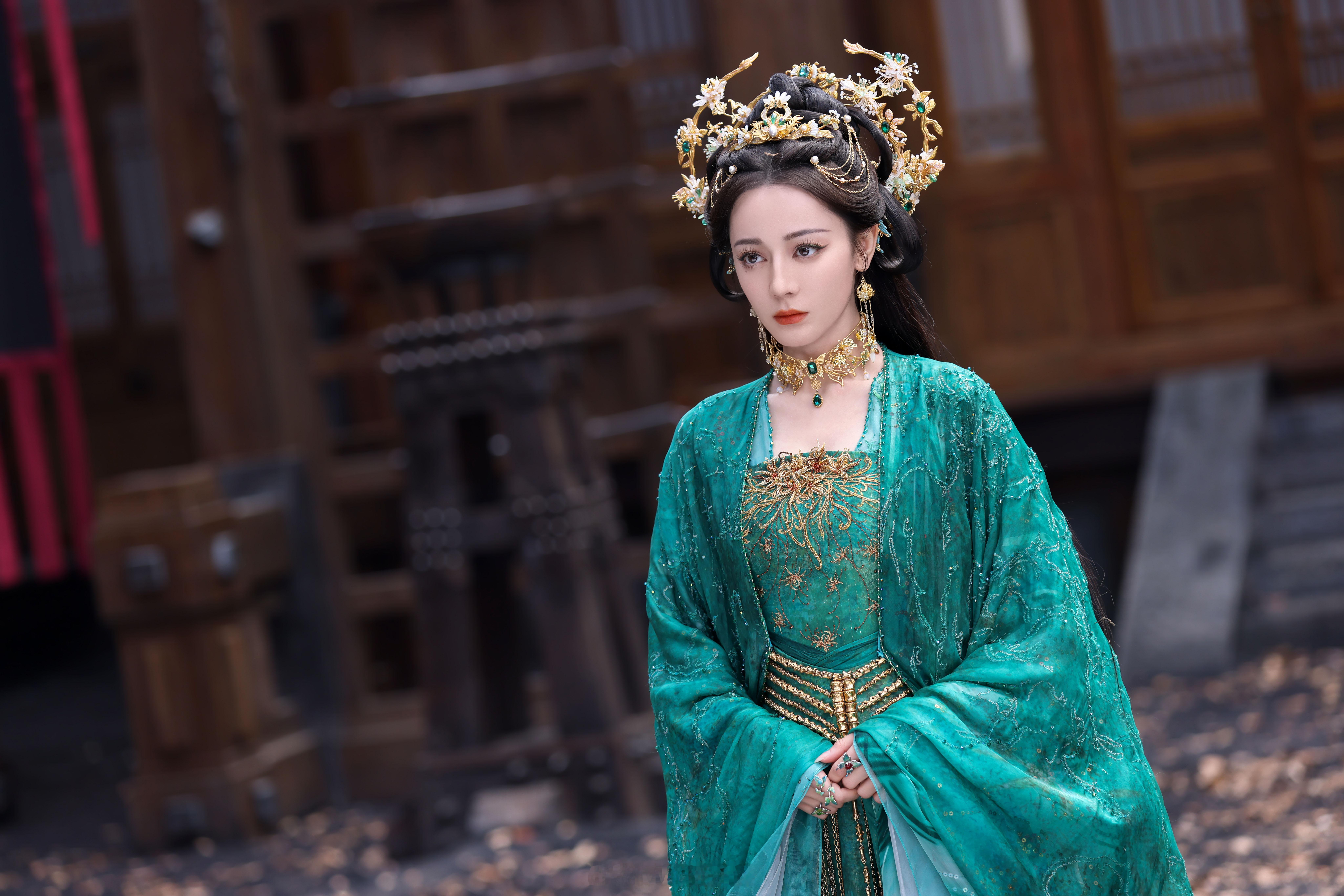 个人觉得迪丽热巴在白日提灯里表现是不错！演的很好！该剧超点后又加广了，并且在腾讯