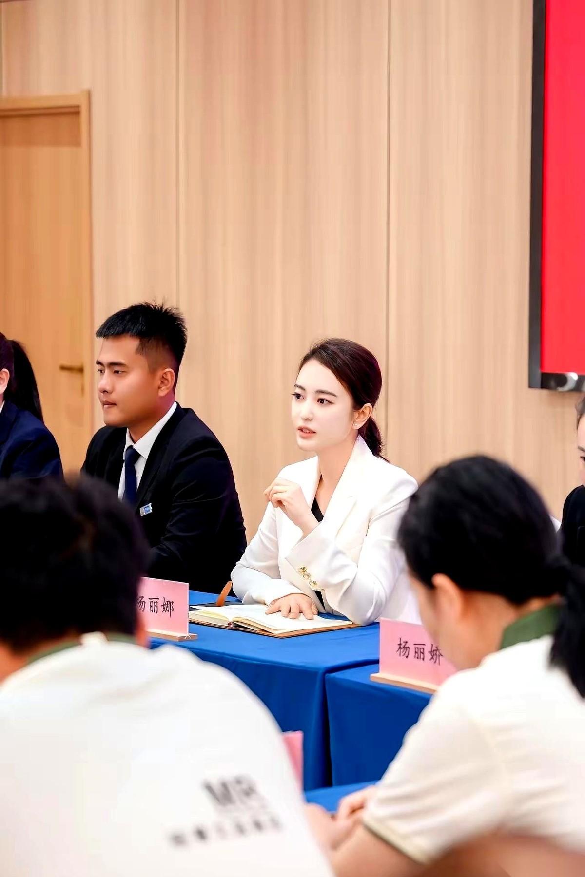 拿8万块钱，去一个年轻人都跑光了的边境“空壳村”折腾，你觉得能撑几天？
有个85
