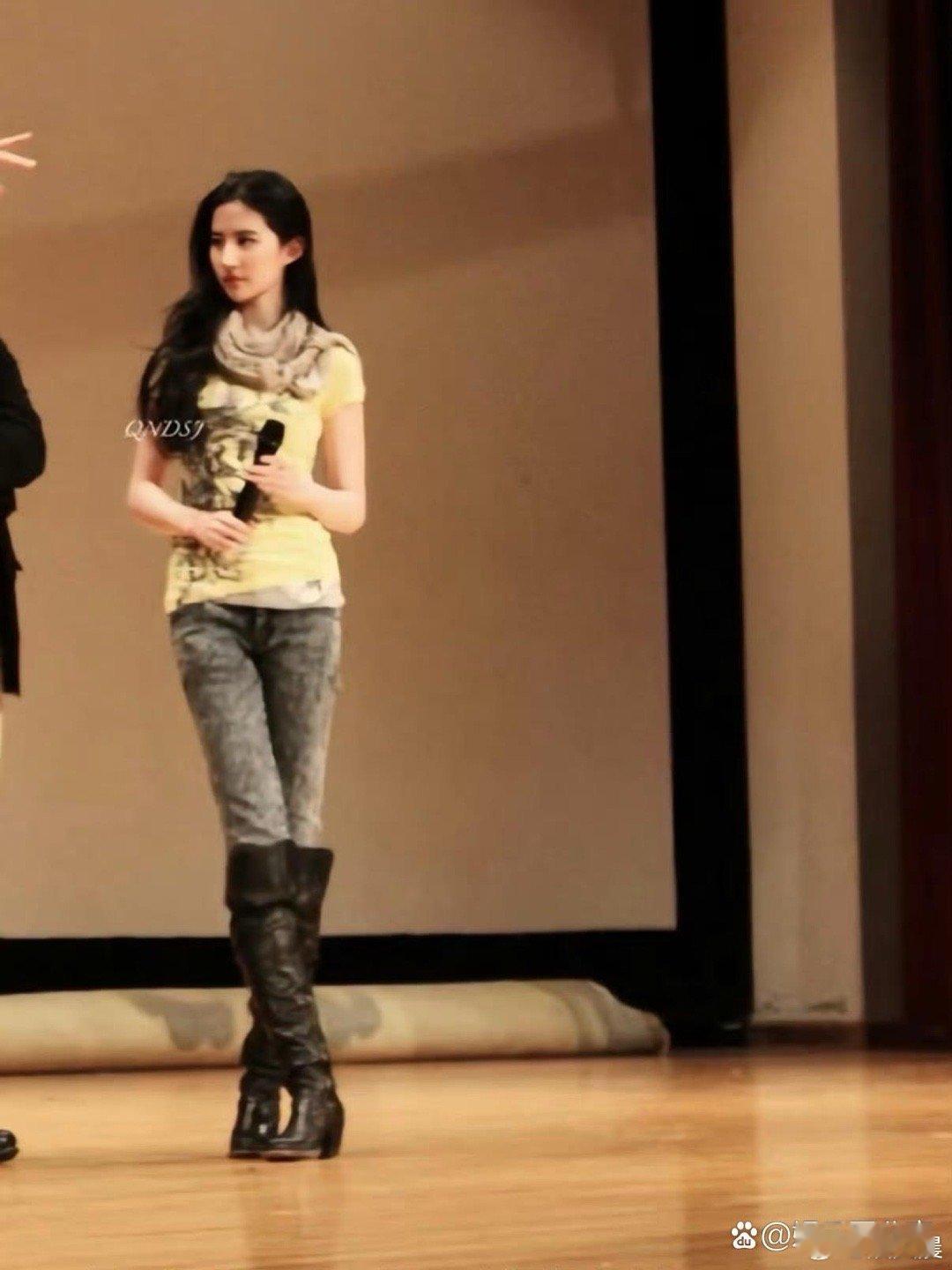 刘亦菲一组绝版美图，也太惊艳了吧，盘靓条顺氛围感拉满，这才是真正的大美人啊！ 