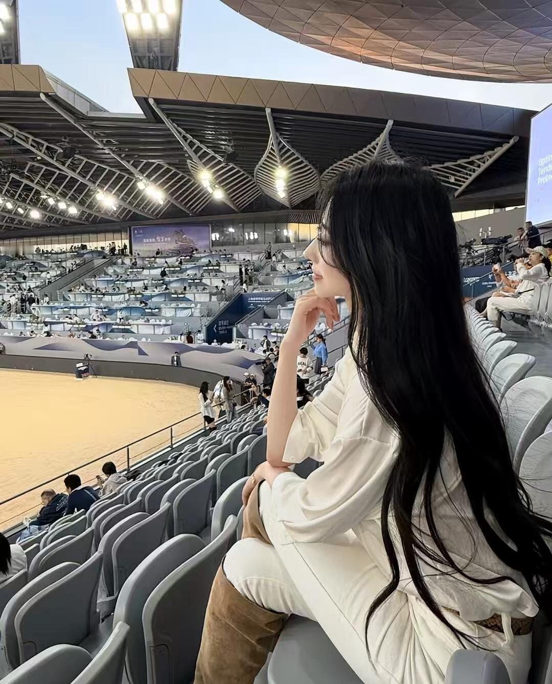 静坐看赛马，心旷神怡！