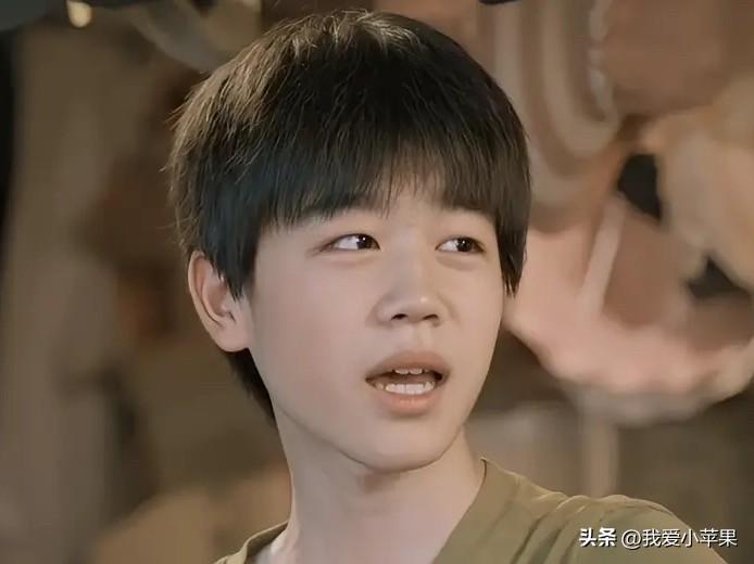 何宇穹跟任小名做大的差别就是何宇穹太体谅他妈妈的不容易了。他妈妈身体不好出去摆摊