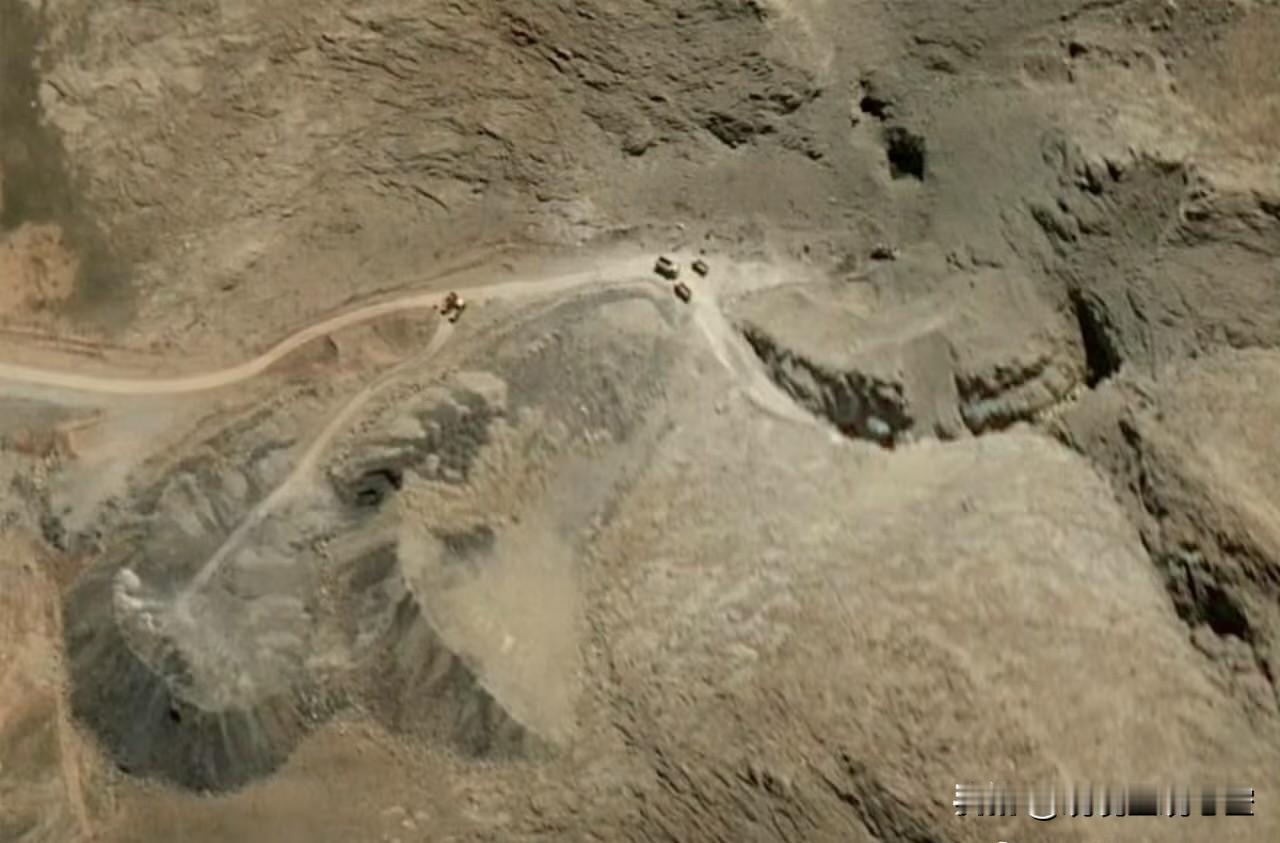 这事儿挺有意思的，CNN的卫星图像拍到伊朗在停火期间悄悄地开挖地下导弹基地的入口
