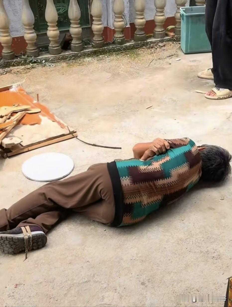 江西一男子因为母亲的过度节约，一气之下把家里的旧东西全部砸了扔了，气的母亲坐在地