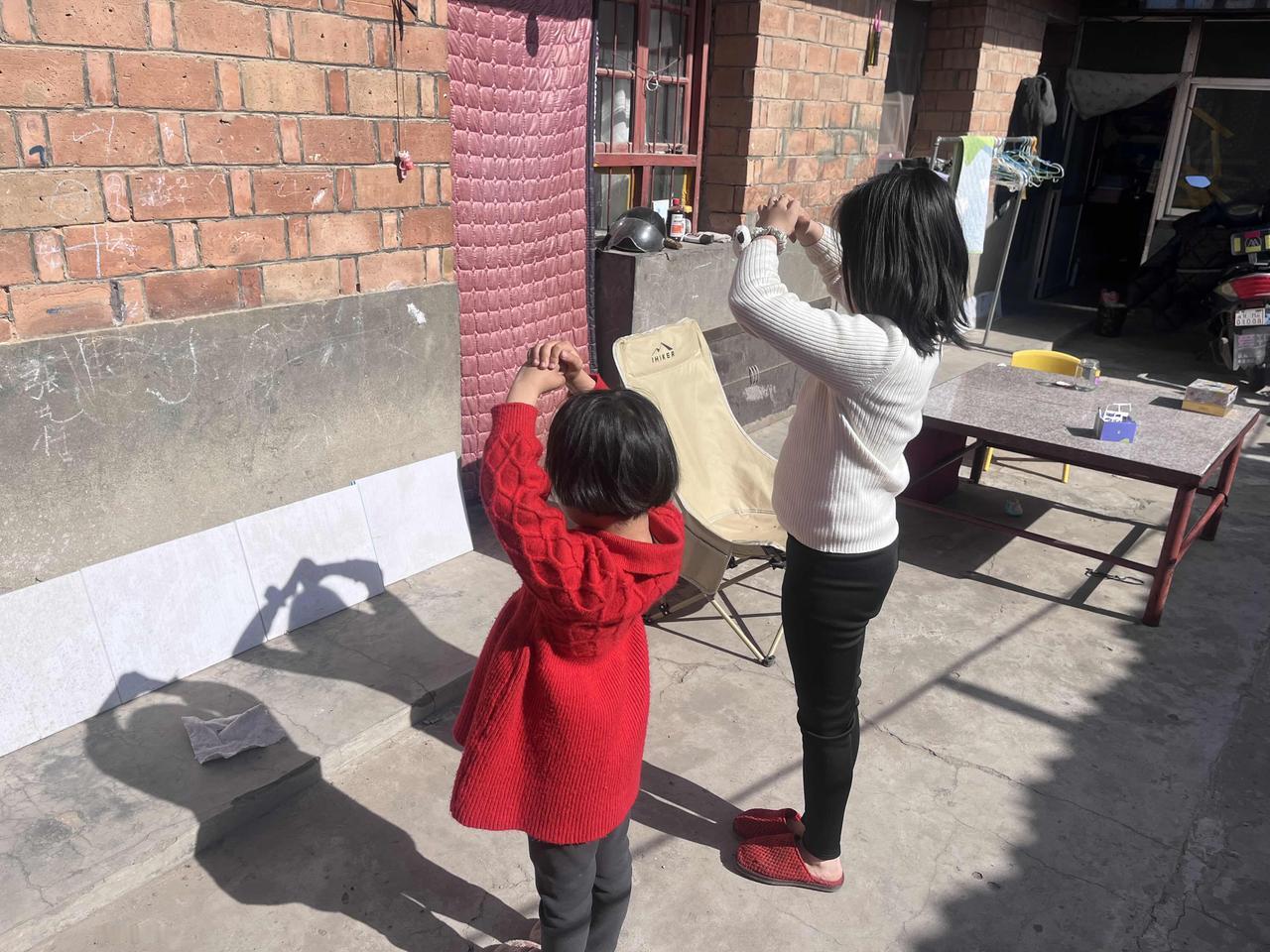 真的很讨厌过年。
越到团圆的日子，越觉得窒息。
又要面对那些所谓的亲朋好友，
又