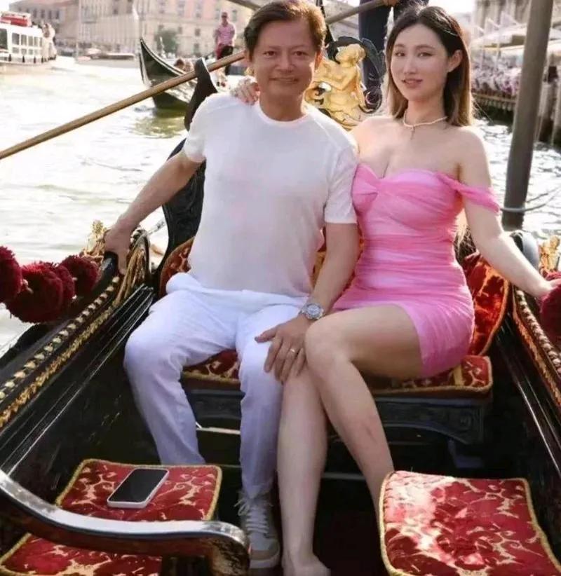 歌唱家莫华伦娶小自己30岁的学生王冰冰，抛弃原配的做法引发争议！
34岁的王冰冰