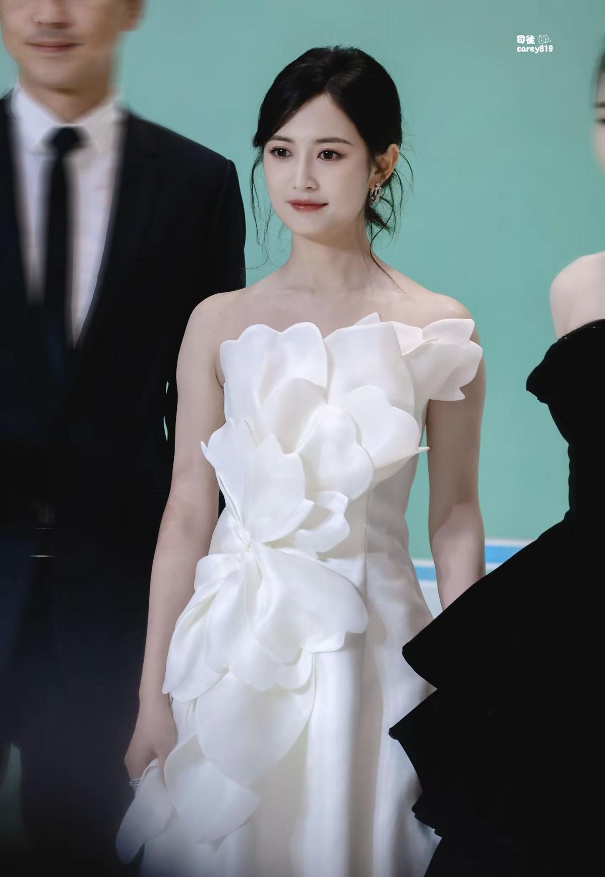 造型不一样给人的感觉不一样，赵敏当时很多人都觉得她演的很好，还有她的鎏英也是属于