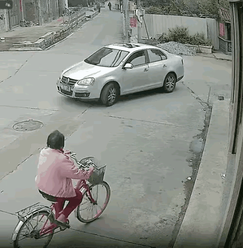 两初中女生好心扶老太，却被索赔22万赔偿，还被交警定为次责。

两初中女生骑车，