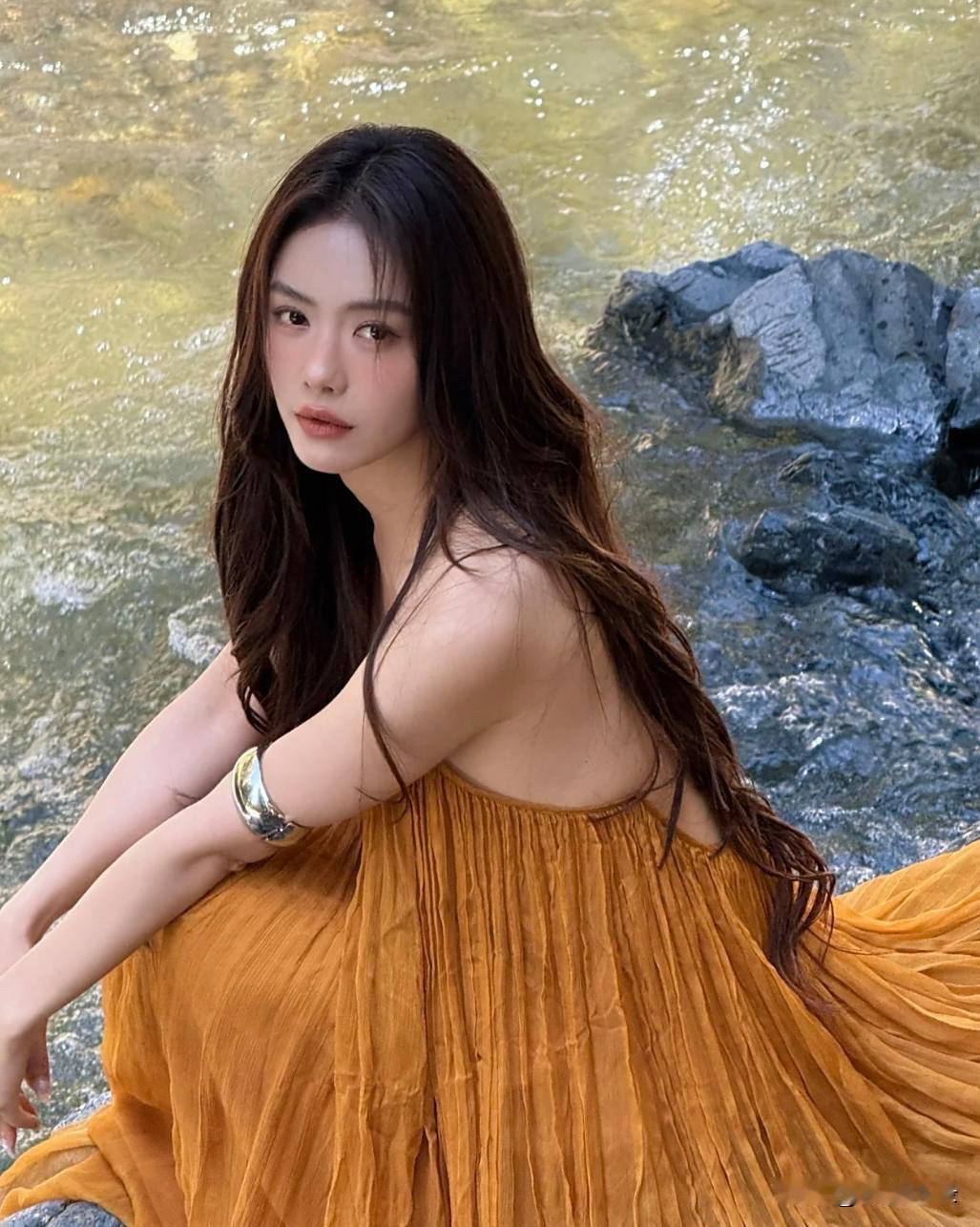 谁能想到！演员蔡文静晒新疆夏日随拍，姜黄裙配溪流美景，氛围感拉满！从荧幕到生活，
