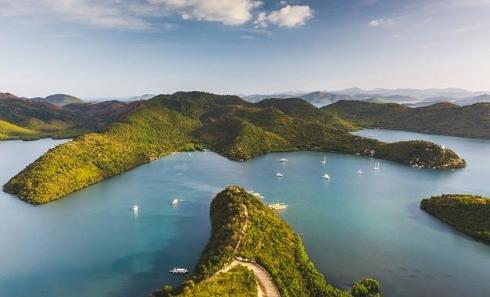 说句扎心的大实话，咱们在南海的“牌”，一开始烂到家了，人家手里是菲律宾的巴拉望岛