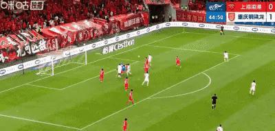 门将颜骏凌出现低级失误！上海海港主场0-2落后！
不得不说，这个丢球太不应该了啊