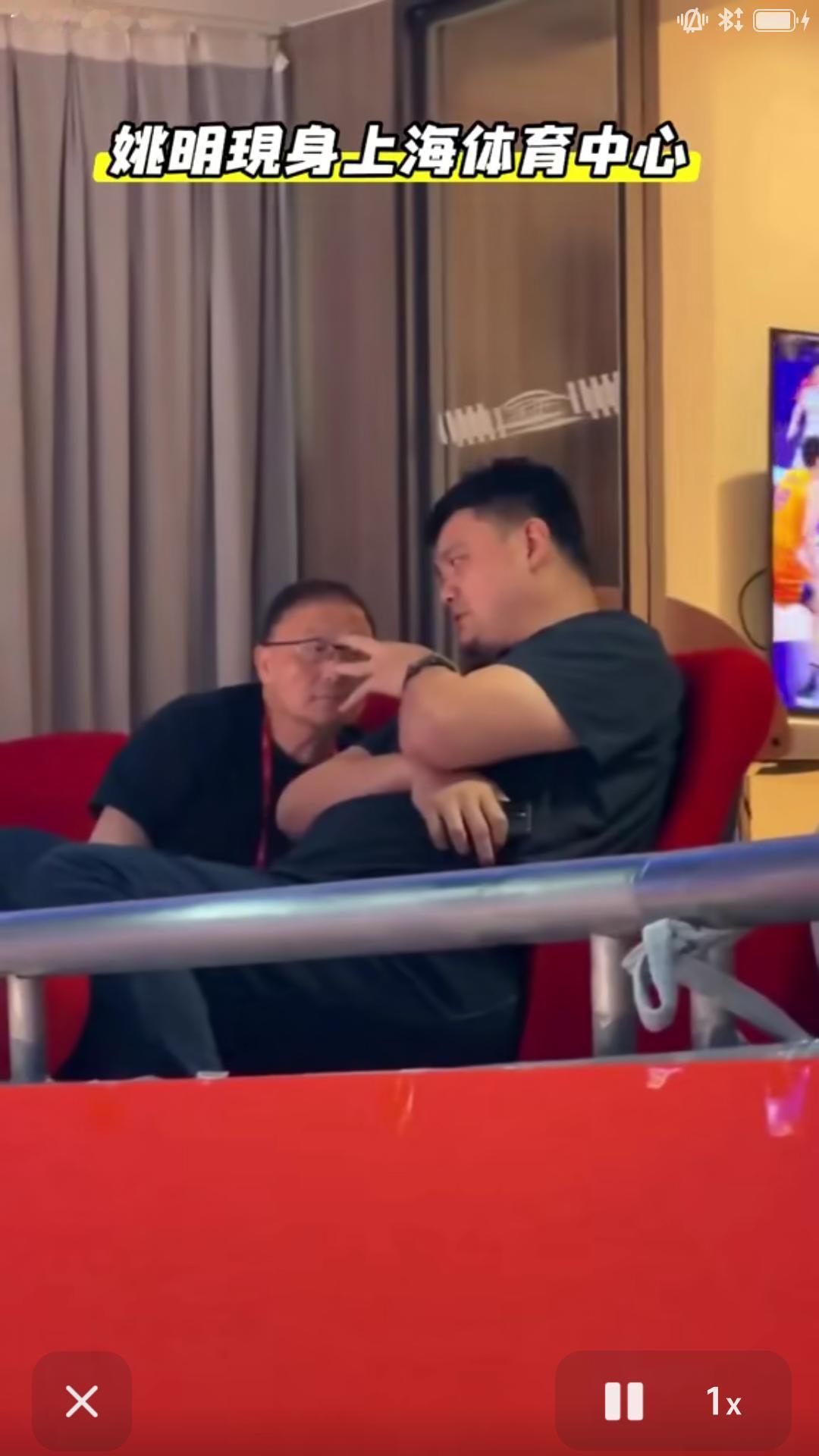 昨晚姚明现身上海体育馆，现场观战CBA 总决赛上海久事与卫冕冠军浙江广厦队第二场