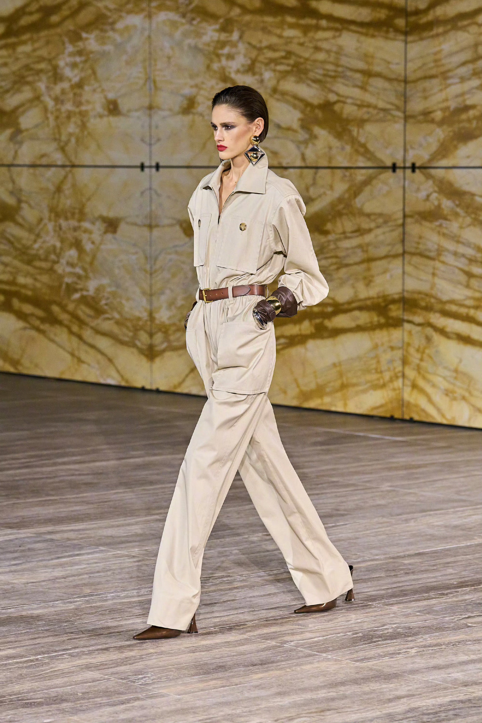 【Tops资讯】Saint Laurent2024 夏季系列将实用主义格调与极具
