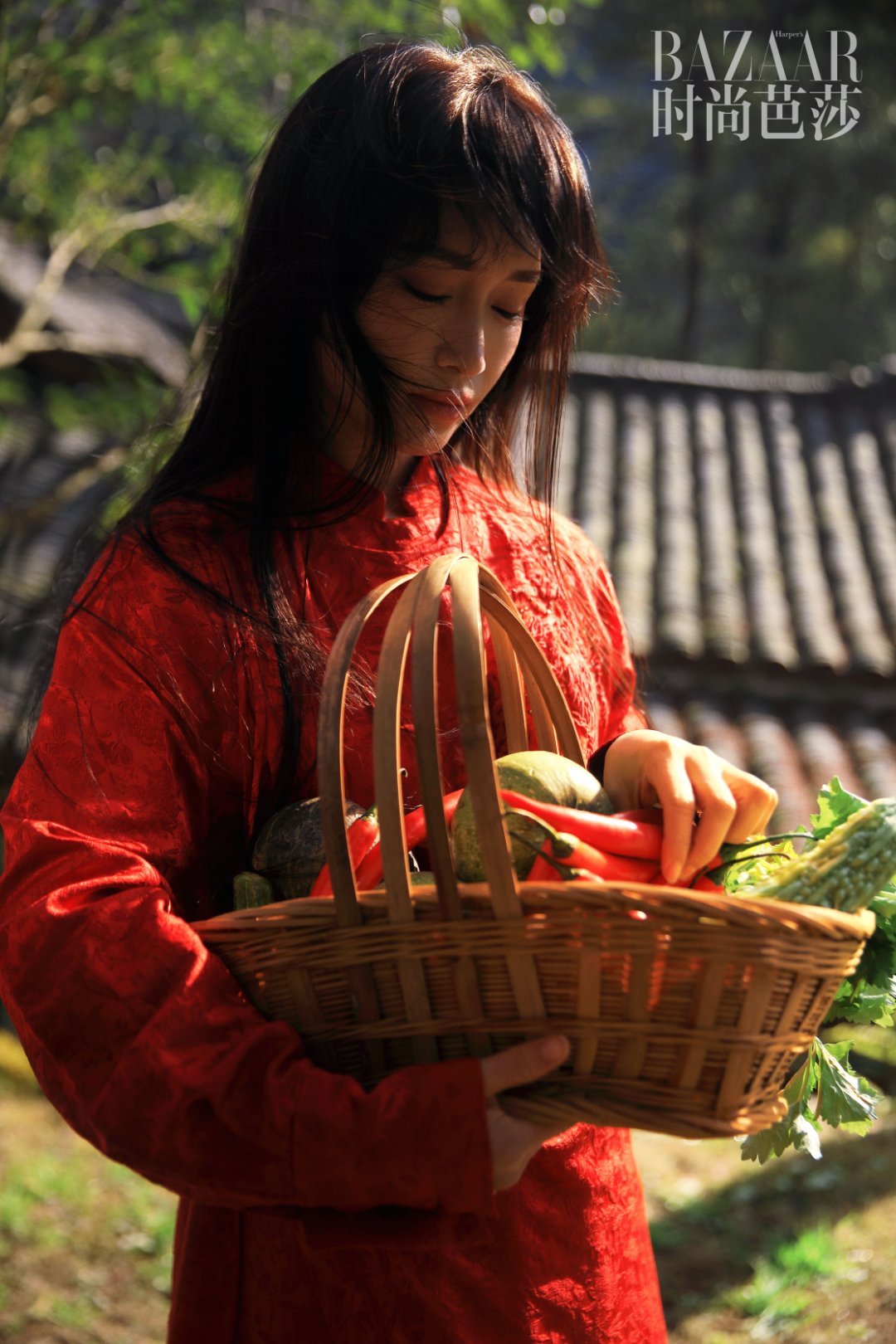 李子柒登上《时尚芭莎》2025年二月刊封面，参与了“美好非遗中国年”春节主题企划