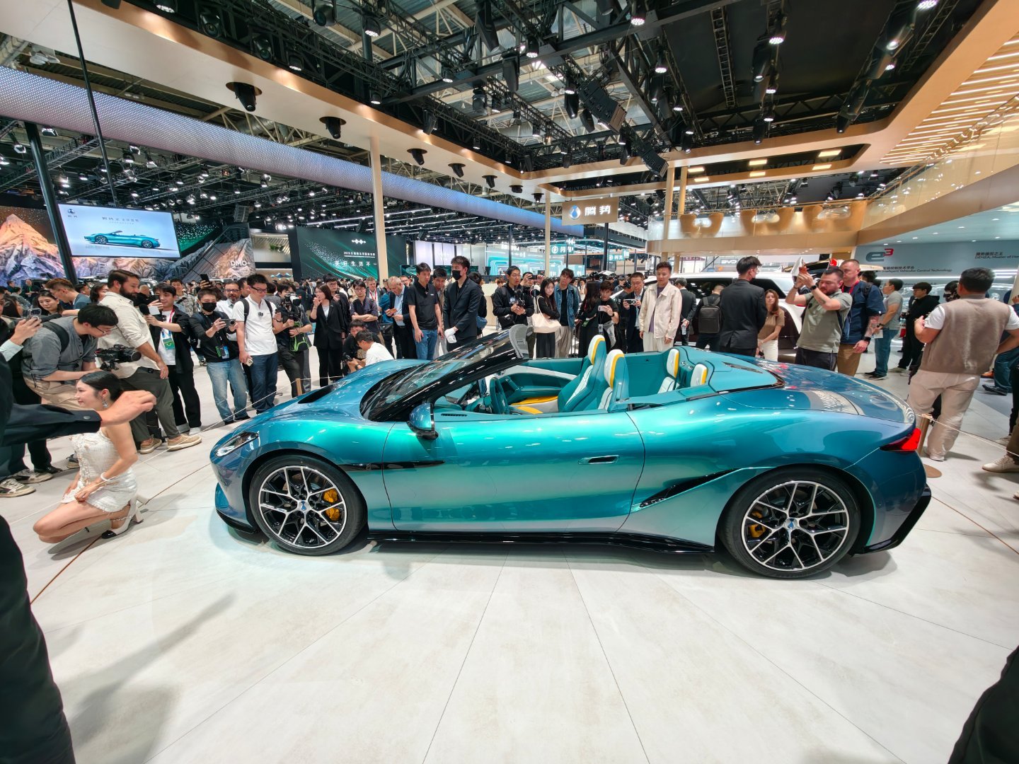 来腾势看看他们的大跑车，敞篷的，看得出来，这是一台主打舒适和生活方式的跑车，它不