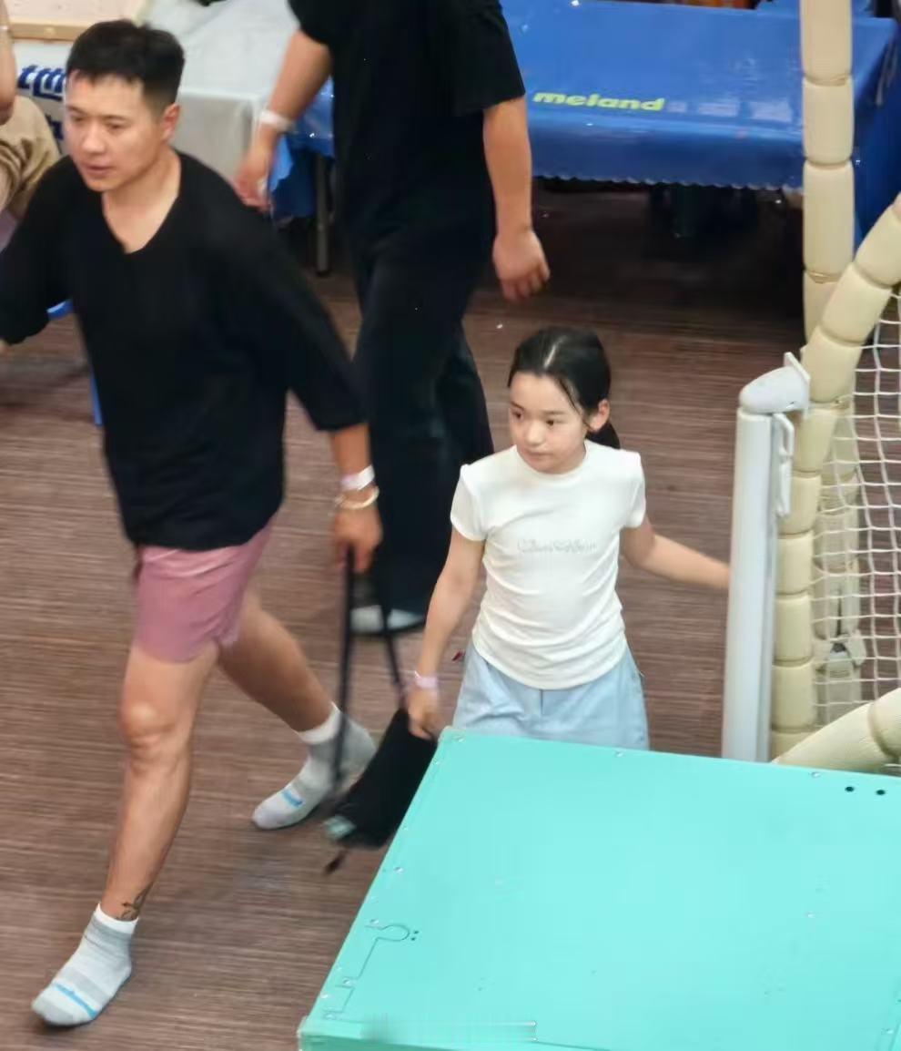 儿童乐园偶遇高云翔小酒窝网友儿童乐园偶遇高云翔小酒窝了！网友儿童乐园偶遇高云翔小