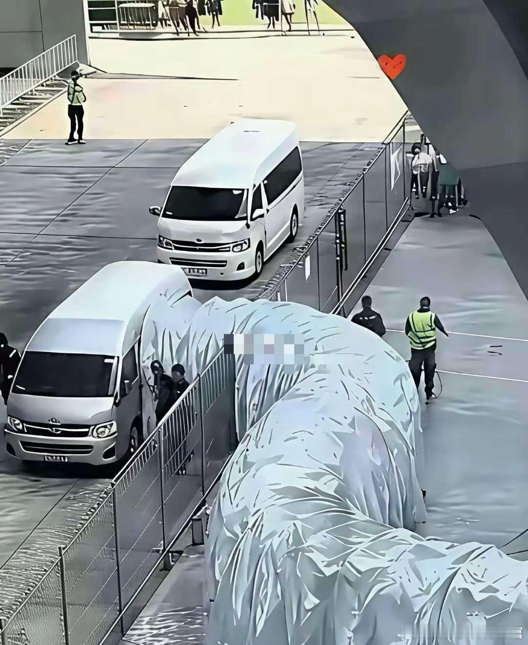 这种车都是接谁的呀？这么大待遇~你知道吗？ 