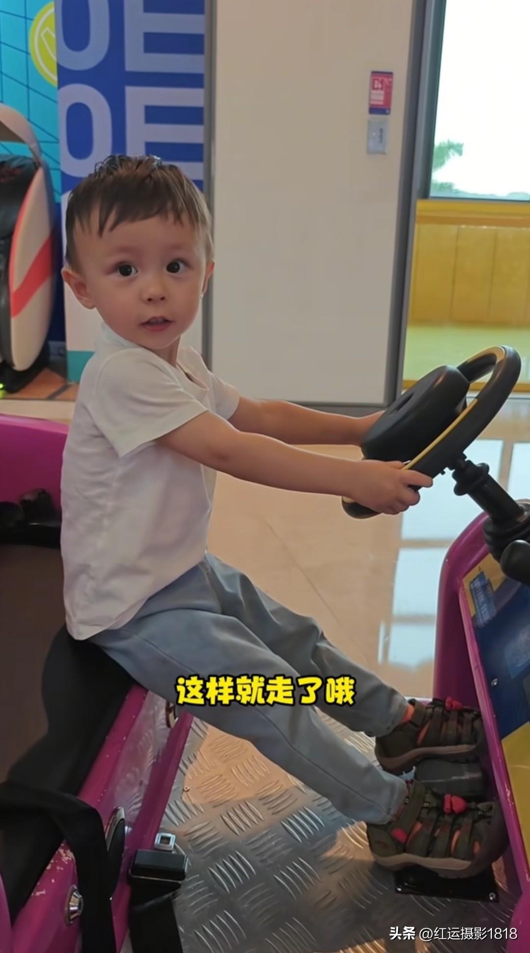 叶海洋家的欧文是未来的赛车小能手，他什么时候踩油门、刹车、按喇叭，这些复杂的操作