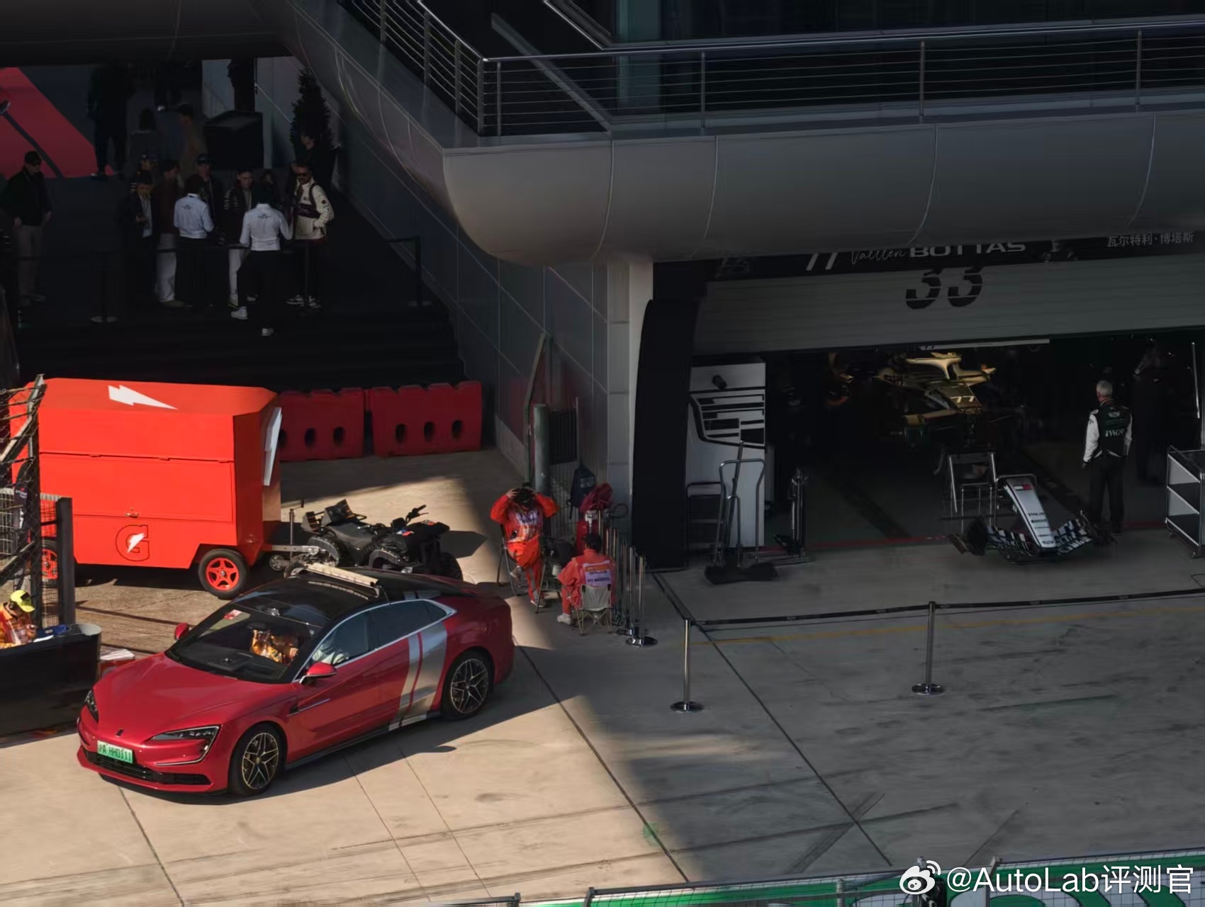 没想到今年F1上海的安全车是仰望U7大家觉得装上警灯帅不帅f1上海站 上海·上汽