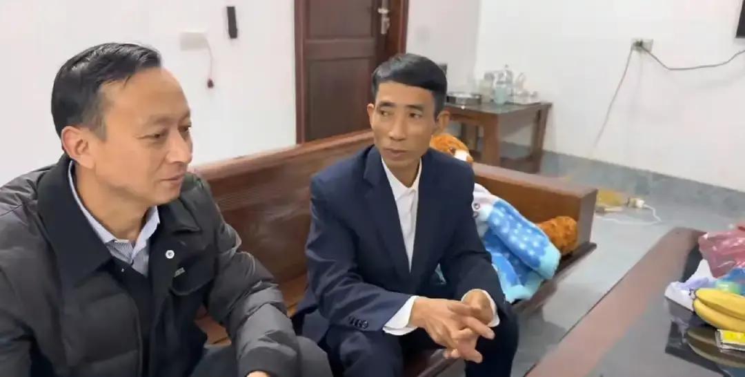 秋秋拎着牛奶站在病房门口被二伯母一句“别假好心”堵回去，两只鸭子的事又被翻出来。