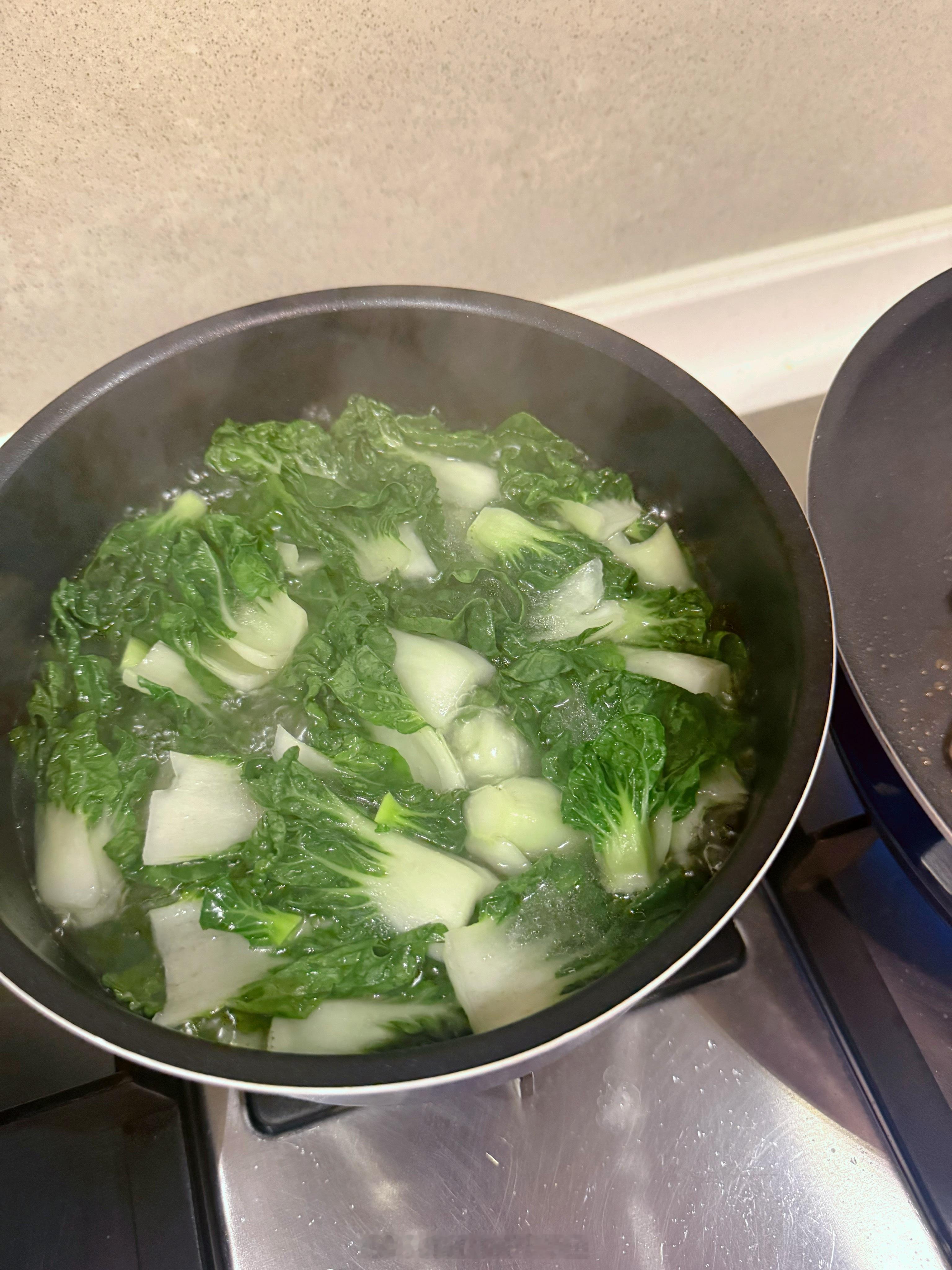 从昨晚开始我就很低迷，什么活都干不动，不想睡觉不想起床不想做饭，姐跟着我生物钟也