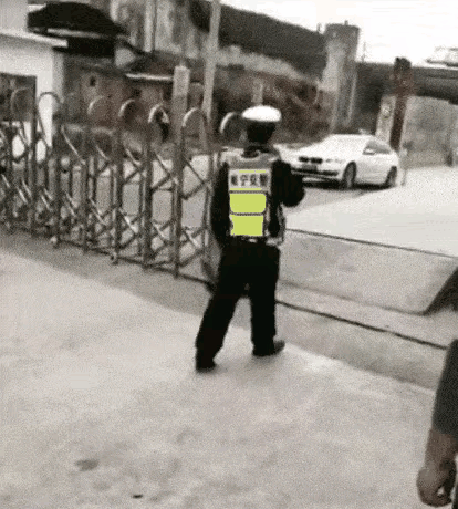 曾经我也有一份看大门的工作，结果万万没想到，门没了，工作也没了 [捂脸] [捂脸