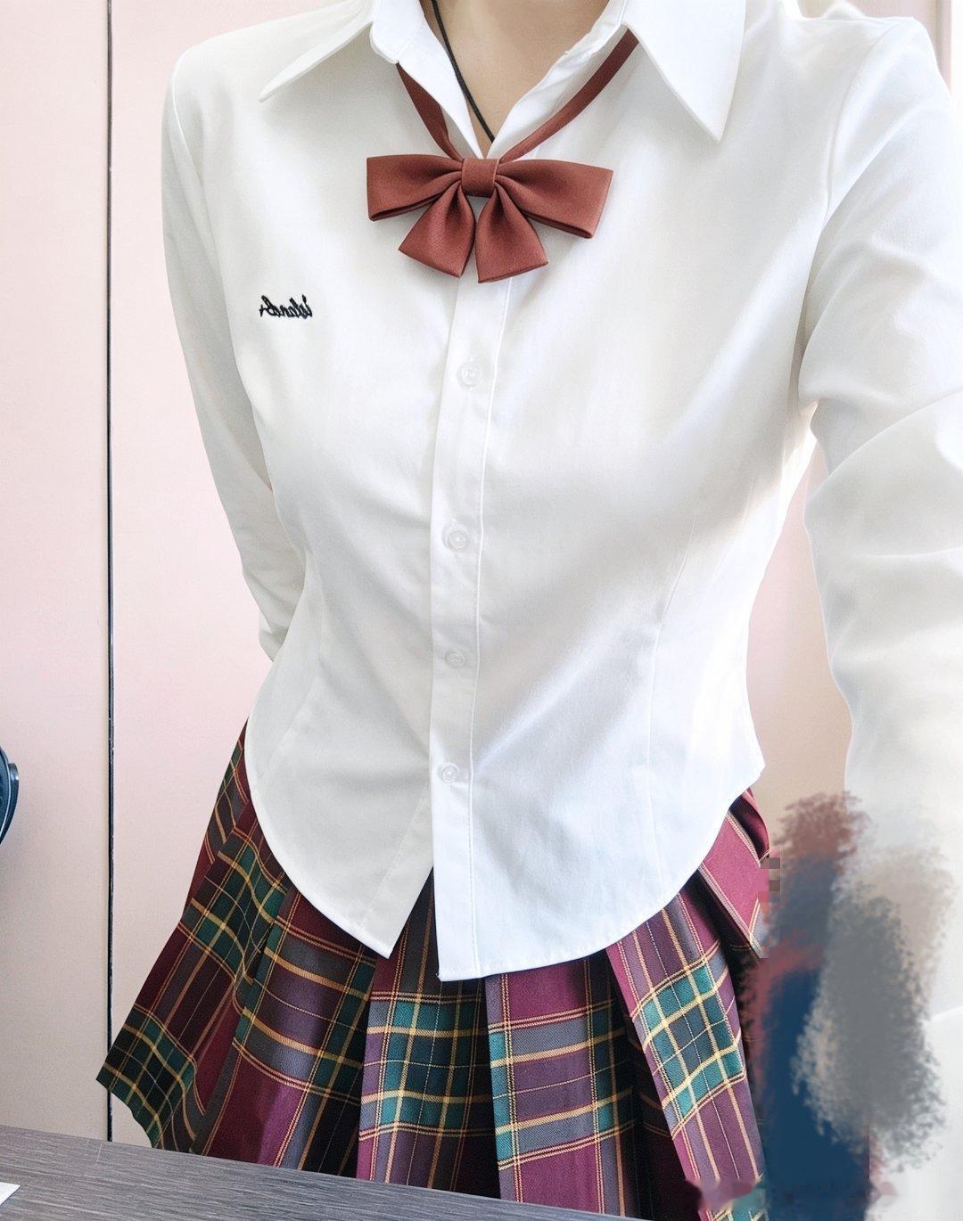 姐妹们帮我看看换了个衬衫和领结，有没有挽救这条裙子[苦涩][苦涩] ​​​